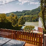 Donaublick Mit Pool Und Garten