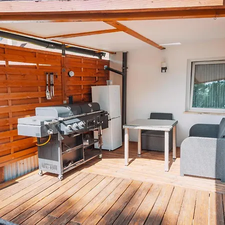 Donaublick Mit Pool Und Garten