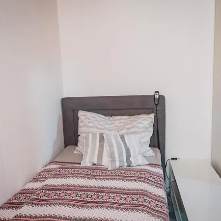 Donaublick Mit Pool Und Garten Feriehus