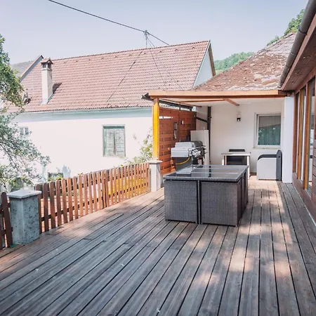Donaublick Mit Pool Und Garten Hébergement de vacances