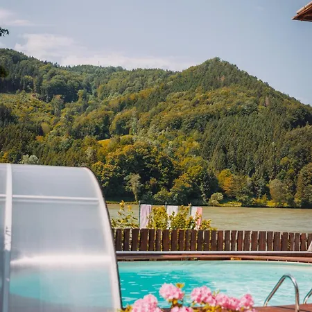 Donaublick Mit Pool Und Garten Nyaraló