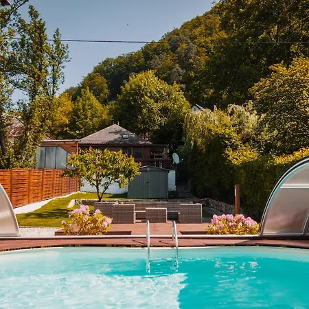 Donaublick Mit Pool Und Garten Nyaraló *