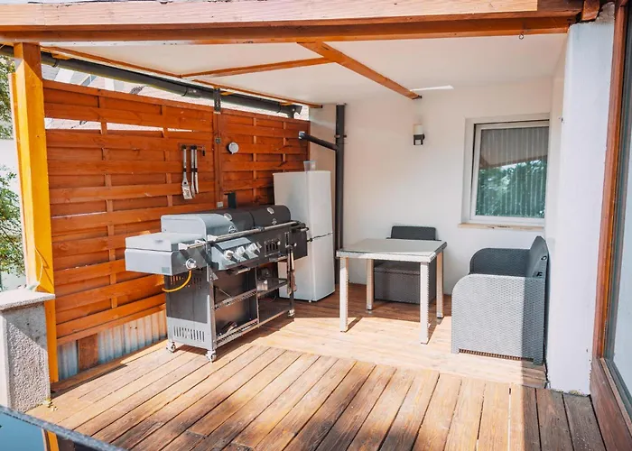 Donaublick Mit Pool Und Garten