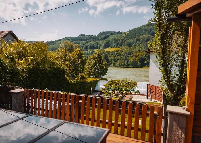 Donaublick Mit Pool Und Garten